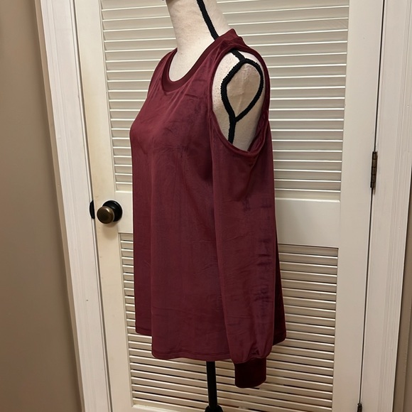 Michael Kors Dark Ruby Cold Shoulder Velour Long Sleeve Blouse /Top, Size Medium - Picture 12 of 17
